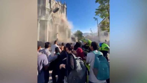 بالفيديو زلزال عنيف يضرب كولومبيا ومقاطع توثق رعب المارة وانهيار مبنى أثري بالفيديو زلزال عنيف يضرب كولومبيا ومقاطع توثق رعب المارة وانهيار مبنى أثري