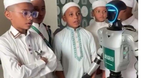 شاهد ردة فعل مجموعة من الاطفال والكبار عند مشاهدتهم ربوت ذكي يختبر المتسبابقين شاهد ردة فعل مجموعة من الاطفال والكبار عند مشاهدتهم ربوت ذكي يختبر المتسبابقين
