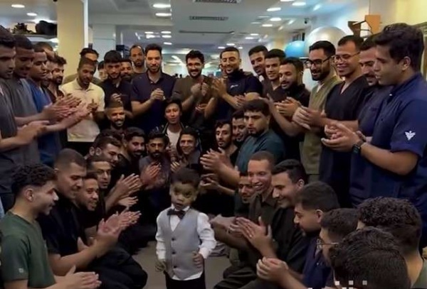 شاهد أطباء مصريون ينظمون ممرا شرفيا لطفل تمكن من المشي ورواد السوشيال الفيديو أبكانا قد ما فرحنا شاهد أطباء مصريون ينظمون ممرا شرفيا لطفل تمكن من المشي ورواد السوشيال الفيديو أبكانا قد ما فرحنا