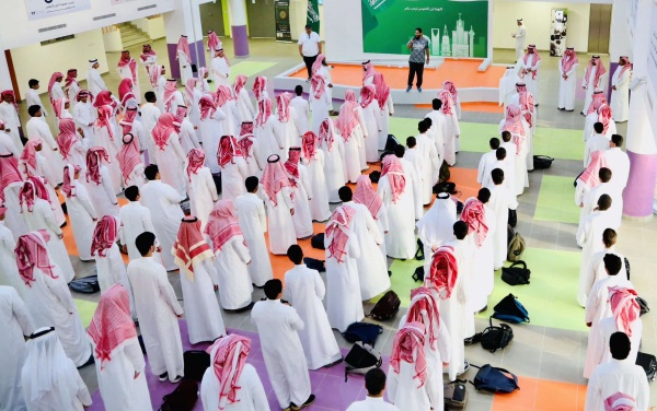 بالصور إنطلاق العام الدراسي الجديد ومديري التعليم يشاركون الطلاب يومهم الأول