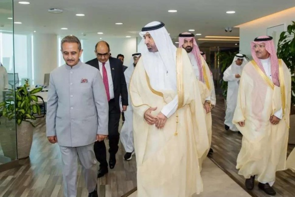 وزير الموارد البشرية يبحث مع وزير الشؤون الخارجية الهندي المجالات العمالية وزير الموارد البشرية يبحث مع وزير الشؤون الخارجية الهندي المجالات العمالية