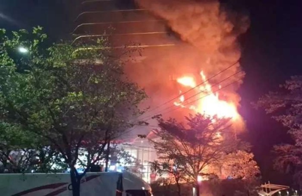 مصرع 11شخصا في حريق مروع بسوق شعبي بإندونيسيا مصرع 11شخصا في حريق مروع بسوق شعبي بإندونيسيا