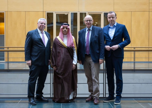 وزير الخارجية يستعرض مع عضو لجنة الشؤون الخارجية بالبرلمان الألماني العلاقات بين البلدين