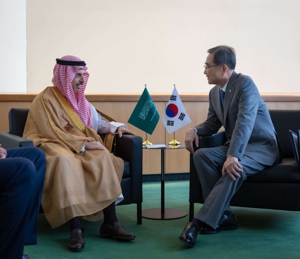 وزير الخارجية يبحث مع نظيره الكوري التعاون الثنائي ومستجدات الأوضاع في المنطقة وزير الخارجية يبحث مع نظيره الكوري التعاون الثنائي ومستجدات الأوضاع في المنطقة