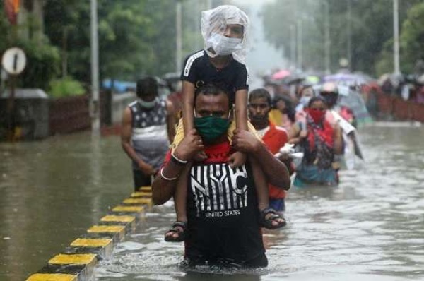 الأمطار الغزيرة تتسبب في مصرع وإصابة 27 شخص ا بالهند الأمطار الغزيرة تتسبب في مصرع وإصابة 27 شخص ا بالهند
