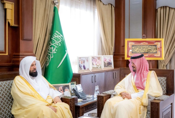 خلال لقائه د عبدالرحمن السند أمير المدينة المنورة يستمع لشرح عن جهود هيئة الأمر بالمعروف خلال لقائه د عبدالرحمن السند أمير المدينة المنورة يستمع لشرح عن جهود هيئة الأمر بالمعروف