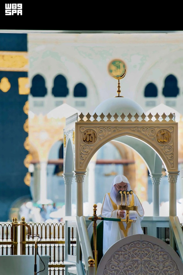خطيب المسجد الحرام يحث على أهمية الإقتداء بمحاسن الصالحين الأخيار والابتعاد عن أفعال المعتدين خطيب المسجد الحرام يحث على أهمية الإقتداء بمحاسن الصالحين الأخيار والابتعاد عن أفعال المعتدين
