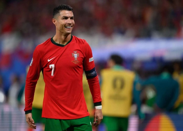 فيدال يدعم رونالدو في أزمته مع منتخب الربتغال ويتهم جيسوس بارتكاب خطأ فادح