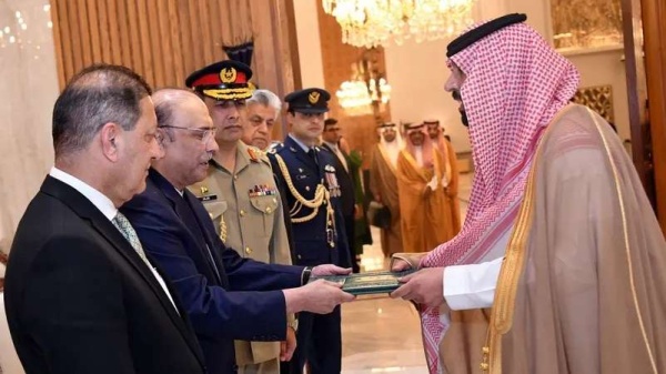 الرئيس الباكستاني يؤكد دعم بلاده للسعودية وشعبها الرئيس الباكستاني يؤكد دعم بلاده للسعودية وشعبها