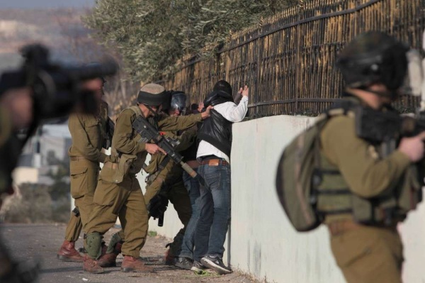 الاحتلال الإسرائيلي يعتقل عشرة فلسطينيين في الضفة الغربية