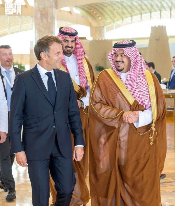 عاجل الرئيس الفرنسي يصل الرياض
