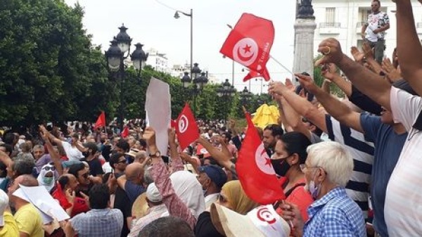 احتجاجات في تونس بسبب انقطاع الكهرباء وتصاعد التساؤلات حول سبب غياب سعيد احتجاجات في تونس بسبب انقطاع الكهرباء وتصاعد التساؤلات حول سبب غياب سعيد