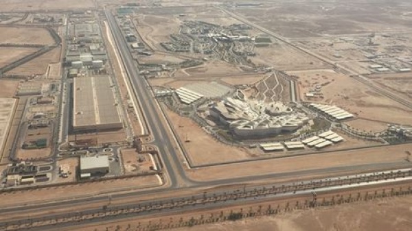 الحوثيون يعلنون استهداف مطار الملك خالد ومواقع عسكرية بجنوب السعودية واليمن