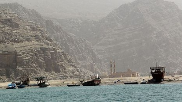 تلوث نفطي يؤثر على 12 كيلومترا من سواحل سلطنة ع مان