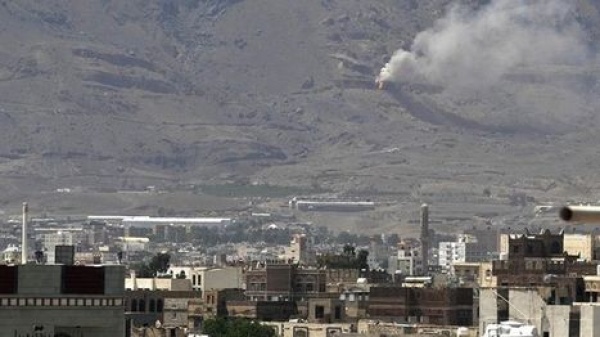 الحوثيون يعلنون مقتل طالبة وإصابة اثنتين بغارات سعودية على صنعاء الحوثيون يعلنون مقتل طالبة وإصابة اثنتين بغارات سعودية على صنعاء