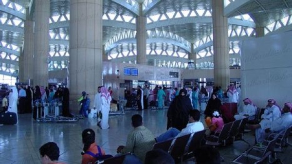 السعودية تؤكد مقتل 3 مواطنين جراء هجومين على مطار الملك خالد