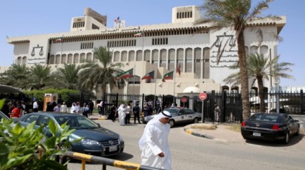محكمة كويتية تعاقب 3 مصريين بالسجن وغرامة كبيرة محكمة كويتية تعاقب 3 مصريين بالسجن وغرامة كبيرة