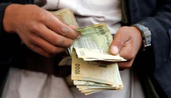 الريال في زمن الشرعية 100 ألف لم تعد تكفي سوى ليوم واحد بعد أن كانت تعيل أسرة لشهر كامل