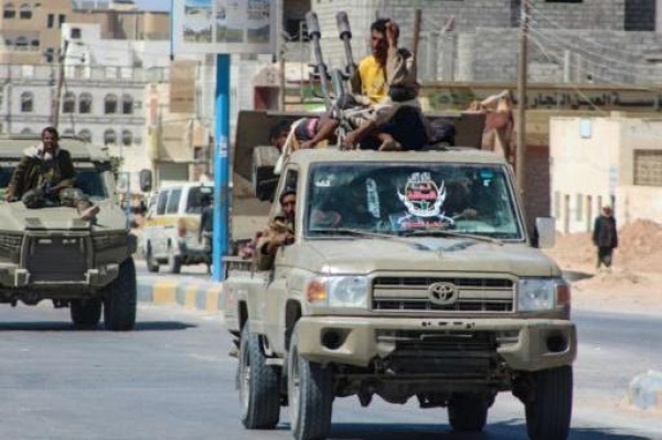 خلافات حادة بين ألوية العمالقة ودرع الوطن ينتهي بانسحابات من المواقع الاستراتيجية لصالح الحوثي خلافات حادة بين ألوية العمالقة ودرع الوطن ينتهي بانسحابات من المواقع الاستراتيجية لصالح الحوثي