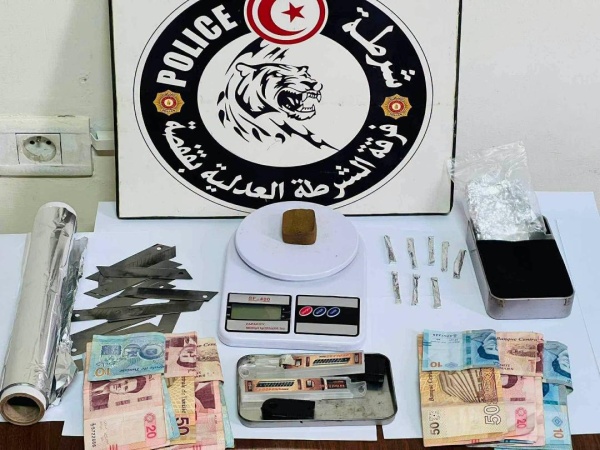 المظيلة قفصة حجز مخدرات وصفيحة من مادة القنب الهندي وأموال بحوزة مفتش عنه