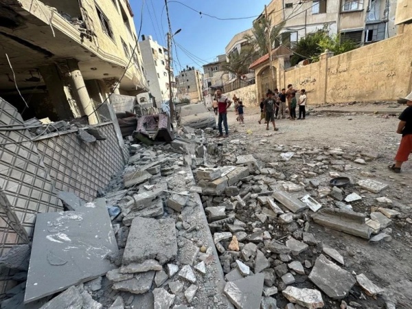 استشهاد فلسطينيين أحدهما متأثر ا بجراحه وإصابة آخرين بقصف إسرائيلي في قطاع غزة استشهاد فلسطينيين أحدهما متأثر ا بجراحه وإصابة آخرين بقصف إسرائيلي في قطاع غزة