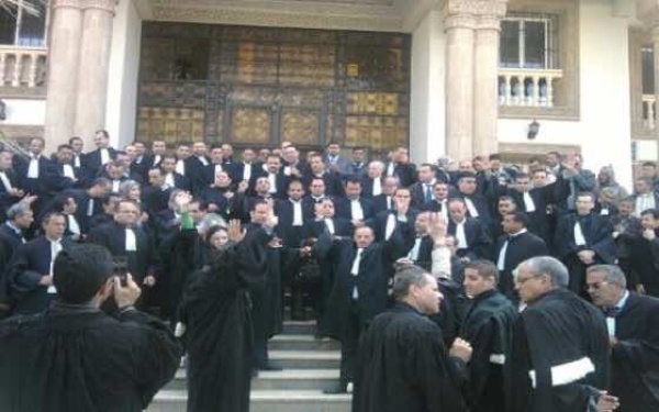 المحامون يتهمون الحكومة ب الانقلاب بعد تصويت لجنة برلمانية على تعديل قانون المحاماة ويعلنون التصعيد المحامون يتهمون الحكومة ب الانقلاب بعد تصويت لجنة برلمانية على تعديل قانون المحاماة ويعلنون التصعيد