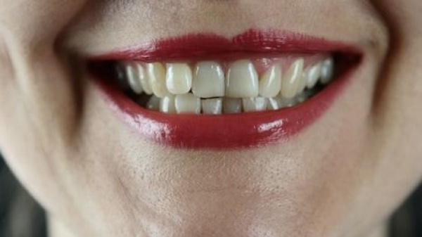 أول فرشاة ذكية مزودة بكاميرا تكشف ما بين أسنانك شاهدها أول فرشاة ذكية مزودة بكاميرا تكشف ما بين أسنانك شاهدها