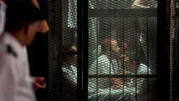 منعه القاضي من التبول فمات بقفص الاتهام الترحيلة المصرية يوم من جهنم