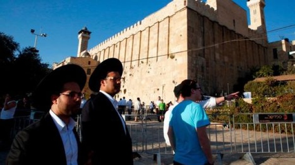 جيش الاحتلال يبدأ بإزالة مظلة موجودة في المسجد الإبراهيمي بالخليل جيش الاحتلال يبدأ بإزالة مظلة موجودة في المسجد الإبراهيمي بالخليل
