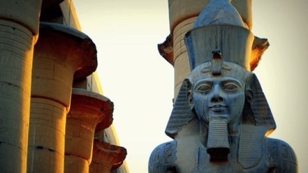 مصري يعثر على آثار لرمسيس الثاني في أرضه كيف كافأته الحكومة مصري يعثر على آثار لرمسيس الثاني في أرضه كيف كافأته الحكومة