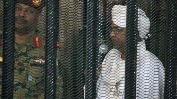 نقل عمر البشير إلى المستشفى ودعوات لتمكينه من العلاج خارج السودان نقل عمر البشير إلى المستشفى ودعوات لتمكينه من العلاج خارج السودان