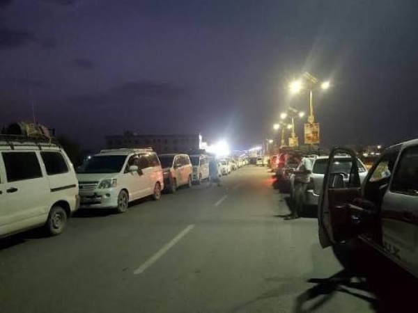 أزمة بترول وازدحام كبير أمام المحطات في مارب واضطرابات عسكرية تضرب حضرموت