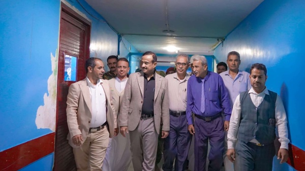 بن الوزير يدش ن العمليات الجراحية لمخيم العيون بمستشفى شبوة العام للأمومة والطفولة بن الوزير يدش ن العمليات الجراحية لمخيم العيون بمستشفى شبوة العام للأمومة والطفولة