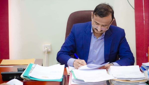 محافظ شبوة بن الوزير يصادق على عقود خمسة مشاريع تنموية وخدمية