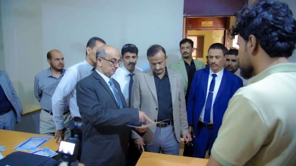 محافظ شبوة بن الوزير يدشن إجراءات القبول والتنسيق الإلكتروني بجامعة شبوة ويطلع على سير الامتحانات النهائية بكلية الطب