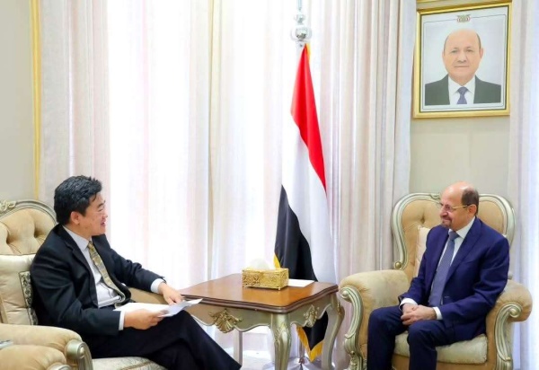 رئيس الوزراء وزير الخارجية يتسلم رسالة من الرئيس الصيني لفخامة رئيس مجلس القيادة الرئاسي رئيس الوزراء وزير الخارجية يتسلم رسالة من الرئيس الصيني لفخامة رئيس مجلس القيادة الرئاسي