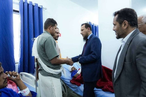 المحافظ عبدالرحمن شيخ يتفقد جرحى انفجار معسكر العمالقة ويشدد على أهمية إيلائهم الرعاية الطبية الكاملة المحافظ عبدالرحمن شيخ يتفقد جرحى انفجار معسكر العمالقة ويشدد على أهمية إيلائهم الرعاية الطبية الكاملة