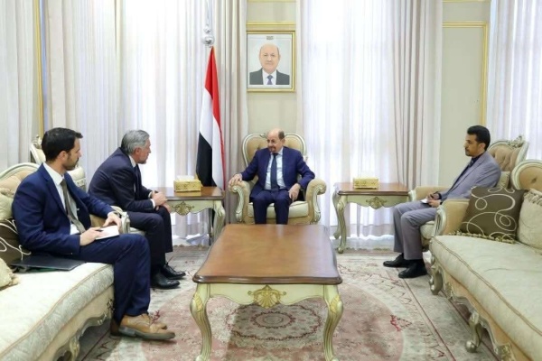 رئيس الوزراء وزير الخارجية يستعرض مع رئيس بعثة الاتحاد الأوروبي دعم الإصلاحات الحكومية وتوسيع الشراكة التنموية رئيس الوزراء وزير الخارجية يستعرض مع رئيس بعثة الاتحاد الأوروبي دعم الإصلاحات الحكومية وتوسيع الشراكة التنموية