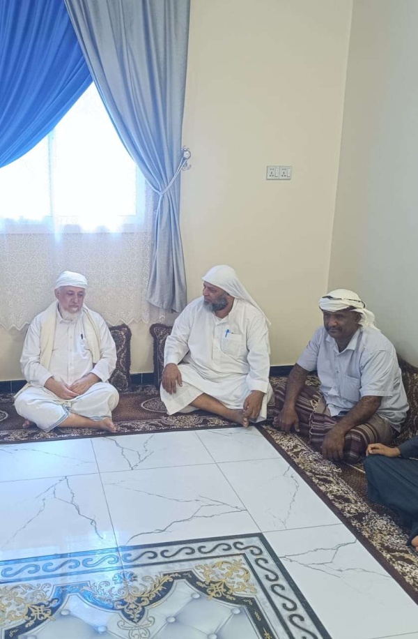 الشيخ باحنحن يطمئن على صحة الشيخ بانجوة بعد إجراء عملية جراحية الشيخ باحنحن يطمئن على صحة الشيخ بانجوة بعد إجراء عملية جراحية