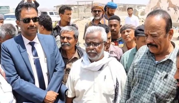 في تدشين العمل رسميا بعزان لفت نظري قيادي جذاب وحضور كاريزمي مما أعطى الهيبة لرجال السلطة بشبوة في تدشين العمل رسميا بعزان لفت نظري قيادي جذاب وحضور كاريزمي مما أعطى الهيبة لرجال السلطة بشبوة