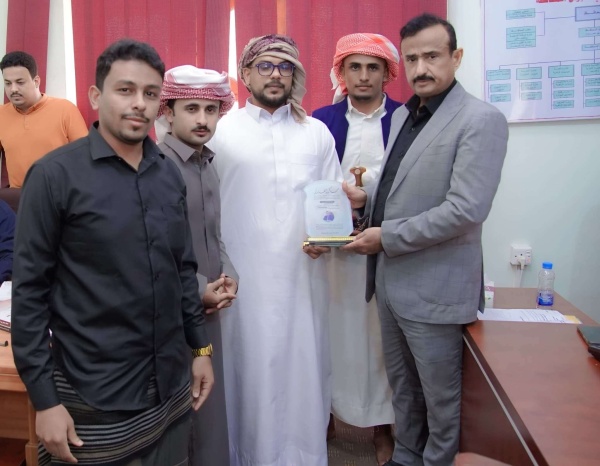 المحافظ بن الوزير يشيد بتمي ز طلاب الدفعة الـ24 بكلية الطب بجامعة حضرموت ويؤكد دعم الكفاءات الطبية الشابة المحافظ بن الوزير يشيد بتمي ز طلاب الدفعة الـ24 بكلية الطب بجامعة حضرموت ويؤكد دعم الكفاءات الطبية الشابة