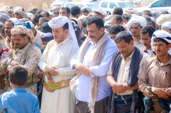 قيادة قوات دفاع شبوة تتقدم المشيعين في جثمان الشيخ حسين المحيقني بمرخة العليا قيادة قوات دفاع شبوة تتقدم المشيعين في جثمان الشيخ حسين المحيقني بمرخة العليا