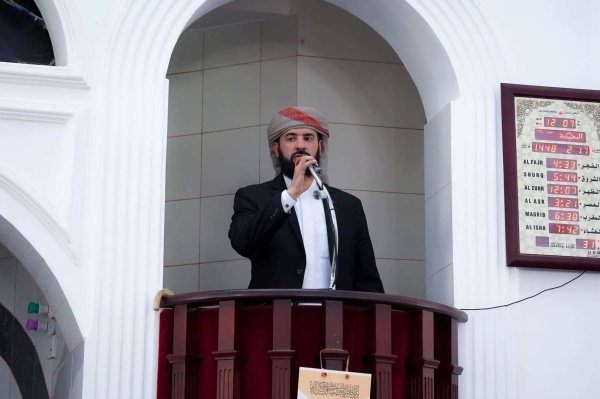 محافظ أبين خطيب ا في صلاة الجمعة ويؤم المصلين بمسجد العرقة بسباح ويشدد على التكاتف ونبذ الفرقة