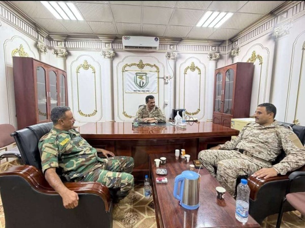 القائد العام لقوات دفاع شبوة يلتقي قائد ي اللواءين الأول والثاني الجديدين العميد العولقي والعميد الذيب ويؤكد رفع الجاهزية القتالية القائد العام لقوات دفاع شبوة يلتقي قائد ي اللواءين الأول والثاني الجديدين العميد العولقي والعميد الذيب ويؤكد رفع الجاهزية القتالية