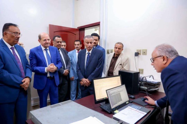 رئيس الوزراء يزور رئاسة مصلحة الجمارك ويؤكد على المسؤولية المشتركة لمواجهة التهريب رئيس الوزراء يزور رئاسة مصلحة الجمارك ويؤكد على المسؤولية المشتركة لمواجهة التهريب