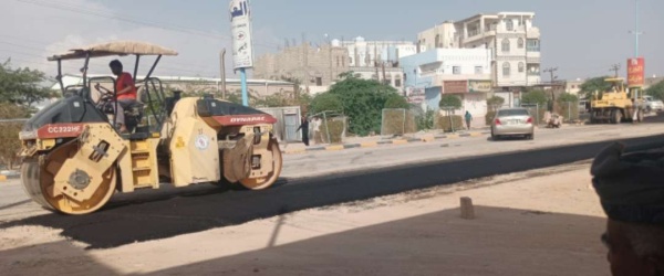 ضمن إطار خطة التنمية الشاملة الهادفة إلى تحسين البنية التحتية لعاصمة محافظة شبوة تواصل أعمال سفلتة شوارعها ضمن إطار خطة التنمية الشاملة الهادفة إلى تحسين البنية التحتية لعاصمة محافظة شبوة تواصل أعمال سفلتة شوارعها