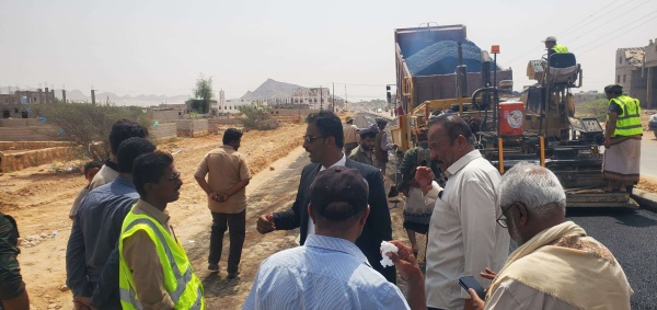 بحضور الوكيل البابكري ومدير عام الأشغال بالمحافظة تدشين انطلاق أعمال صب الدامر لسفلتة الشارع الرئيس بمدينة عزان بشبوة بحضور الوكيل البابكري ومدير عام الأشغال بالمحافظة تدشين انطلاق أعمال صب الدامر لسفلتة الشارع الرئيس بمدينة عزان بشبوة
