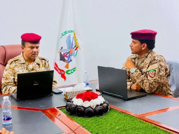 مدير المركز الإعلامي بالفرقة الثانية والمنطقة الأولى يبحث مع شعبة التوجيه المعنوي بالمنطقة تعزيز العمل الإعلامي