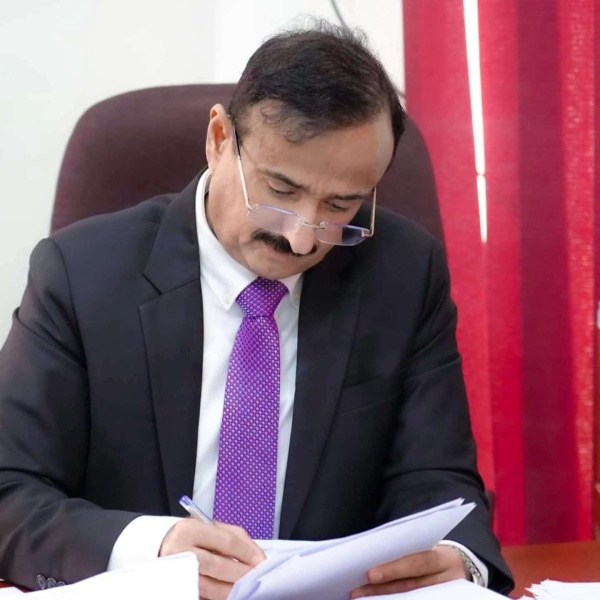 محافظ شبوة يبارك لأوائل الجمهورية من أبناء المحافظة ويوجه بمكافأة مالية قدرها 5 ملايين ريال لكل طالب