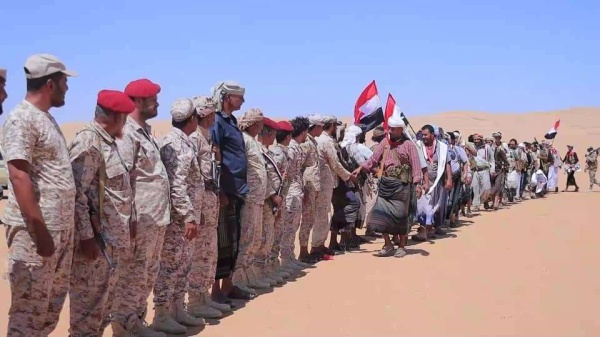 تسيير قوافل غذائية من شبوة إلى جبهات مأرب يثير انتقادات واسعة لتجاهل الجبهات المحلية تسيير قوافل غذائية من شبوة إلى جبهات مأرب يثير انتقادات واسعة لتجاهل الجبهات المحلية